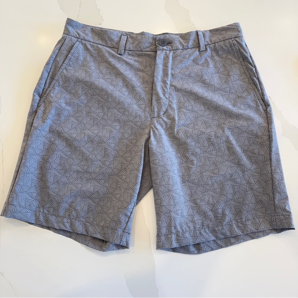 Vineyard Vines Men's Gray Geometric Chino Shorts 8” Size 32 Casual Summer Wear